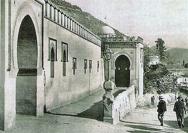 Incorporación de estatuas de frailes crisitanos