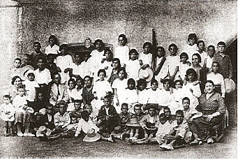 Carmen Baró en las Colonias Escolares. TC.