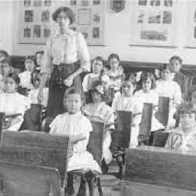 Timeline: FIN DEL SIGLO Y DE UN RÉGIMEN