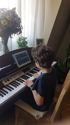 Pianoa tokatzen hasi nintzenean.