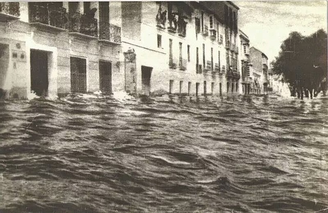 La riada de Málaga destruye parcialmente los almacenes Creixell