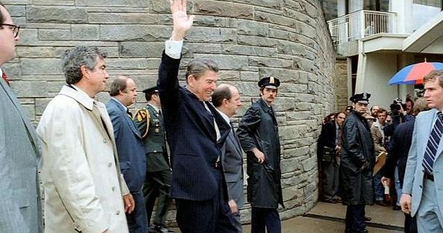 Forrest Gump receives Jenny's letter - President Reagan is shot.