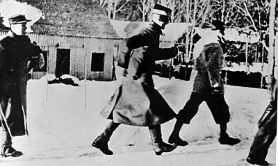 Royalty and its government flee Northward from invasions