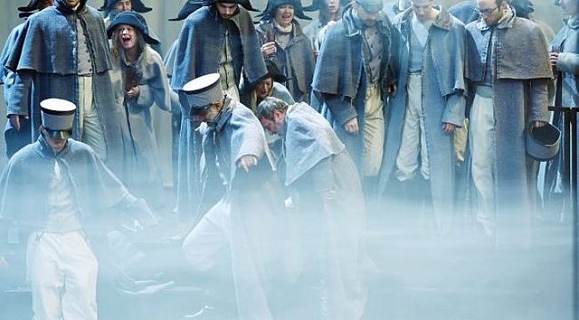 L. N. Tolstoj, Vojna in mir: -zgo. roman, epopeja -obj., psi., krit. realizem -2000str., 5let -vojna>zgo. dogajanje v RUS in Evr. -mir>življenje plemičev v Rusiji -tolstojanstvo>pogled na svet, odpor do nasilja, moralno izpopolnjevanje človeka