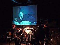 No se podían mezclar imágenes y sonidos, eran filmes de imágenes acompañadas en sala de piano