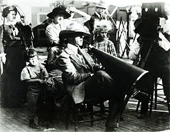 Época de Griffiths, considerado el padre del cine, creación del lenguaje narrativo y uso del primer plano