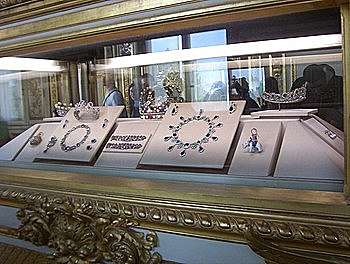 DE CAMPOS-Socle, présentoirs et vitrines-Présentoirs au Louvres Inconnu-"Joyaux de la couronne de France"-1530