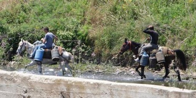 desperate syrians flee besieged town