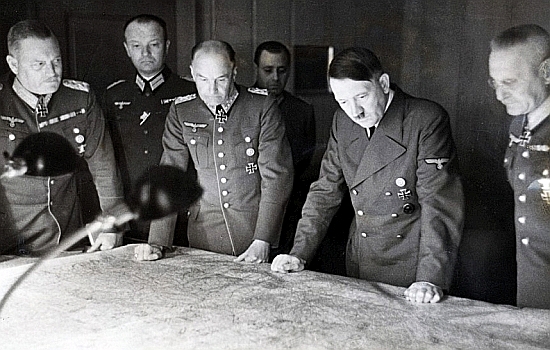 Hitler aláírja a Barbarossa fedőnevű tervet a Szovjetunió elleni hadjáratról