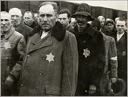 Németországban elrendelik a zsidók számára a sárga Dávid-csillag viselését.