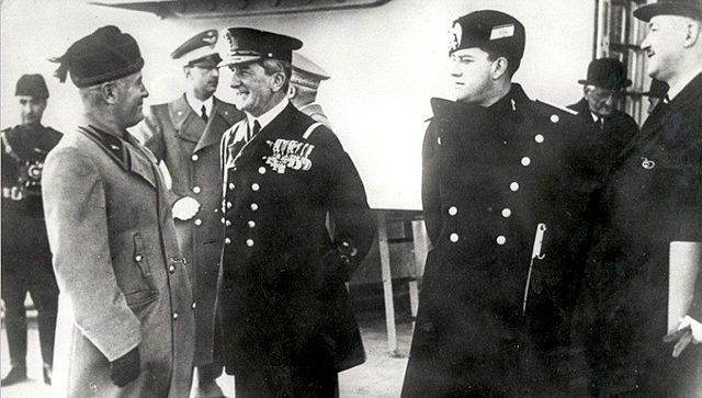 Mussolini Észak-Olaszországban megalakítja a (salói) Olasz Szociális Köztársaságot. Angolszász csapatok szállnak partra Szardínián.