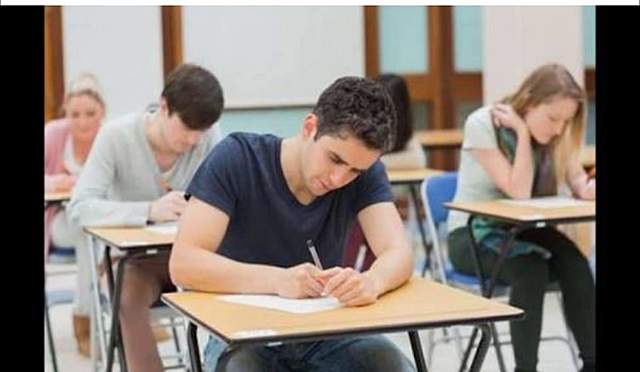 Postulo  para la universidad  carrera de derecho