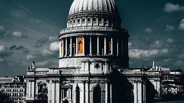 En líneas generales, las obras arquitectónicas se aprecian por ser: