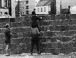 Construcció del mur de Berlín.