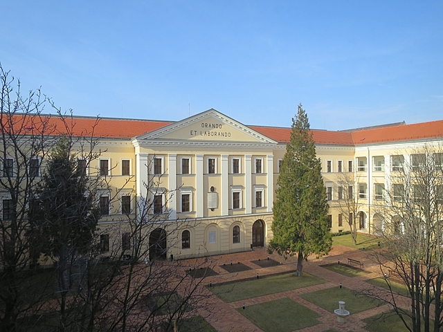 tanulmányai megkezdése