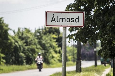 Álmosdra költözik