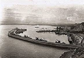 Segunda Guerra Mundial. España permanece neutral, apoyando al Eje.