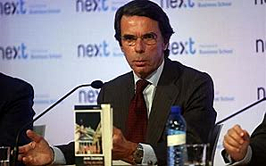 El conservador José María Aznar es elegido presidente.