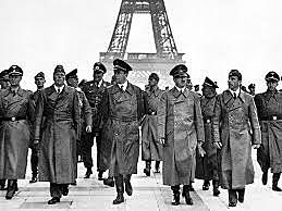 Hitler entra a París.