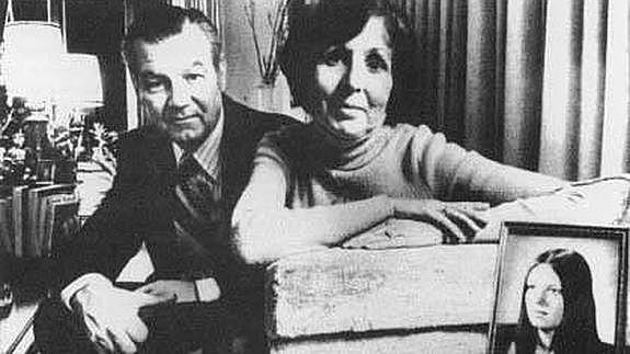 Karen A. Quinlian entra en coma irreversible y queda en estado vegetativo persistente.