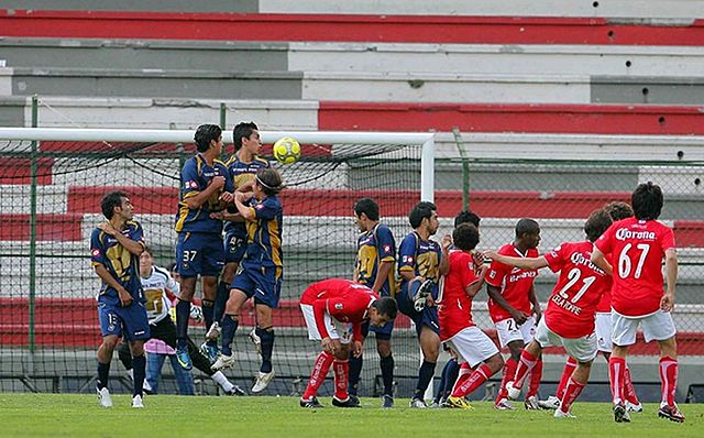 Comienza su carrera futbolistica