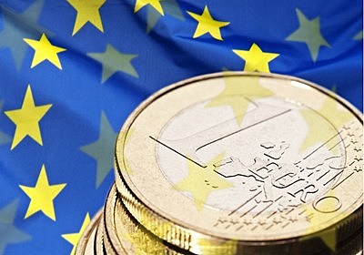 La Unión Europea adopta el Euro como moneda oficial.