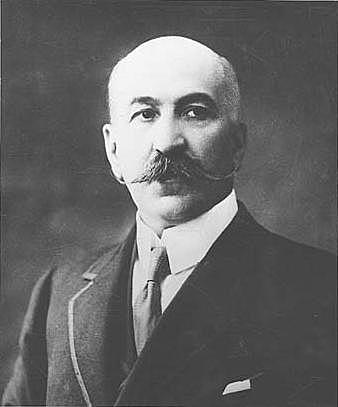 Le ministre français de l'Instruction publique, Georges Leygues, publie un "Arrêté relatif à la simplification de la syntaxe française"