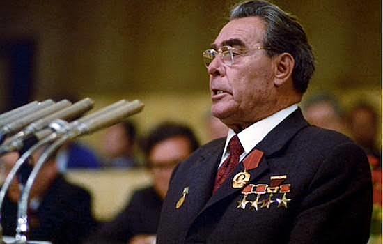 Se retira Krushev y entra al poder Brezhnev
