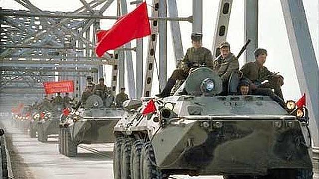 La URSS invade Afganistán.