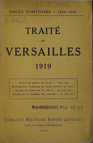 Hitler viole le traité de Versailles en introduisant la conscription et le réarmement militaires.