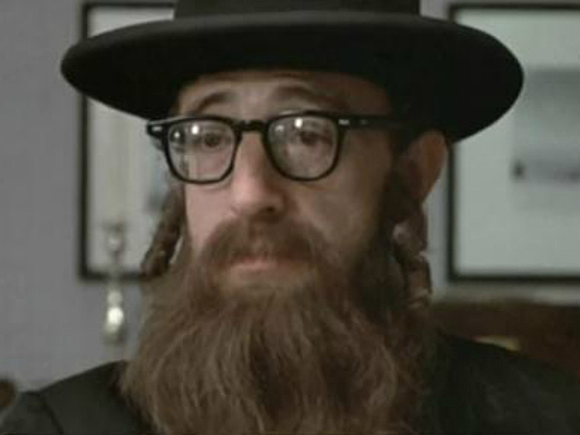 L'Allemagne définit un « juif »: toute personne ayant trois grands-parents juifs; quelqu'un avec deux grands-parents juifs qui s'identifie comme juif.