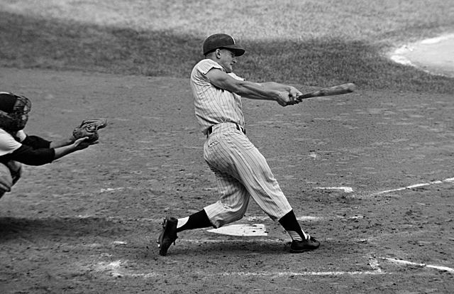 Roger Maris breaks Babe Ruth's Single Season Home Run Record