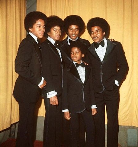 Michael, Marlon, Jackie, Tito and Jermaine combine to form a band.