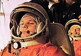 Yuri Gagarin orbita al voltant de la Terra a bord del Vostok