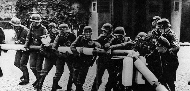 La Germania attacca la Polonia , La Francia e L'Inghilterra dichiarano guerra alla Germania e l'Italia si dichiara neurale