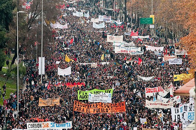 Inicio de un movimiento social por la educación, conocido como “La revolución pingüina”.