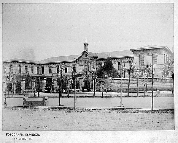 Funda la Escuela Normal de Sudamérica