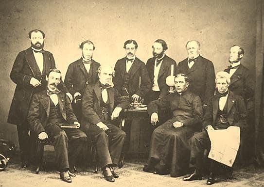 Forey convoca una Junta de Gobierno que nombra una Junta de Notables, en esta se le ofreció la corona de México al archiduque Maximiliano de Habsburgo.