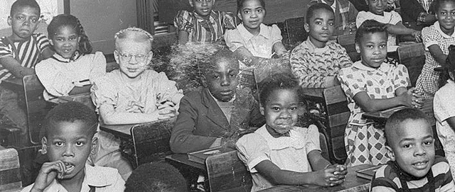 INTENTO DE REDISTRIBUCIÓN DE ESTUDIANTES NEGROS EN DIFERENTES ESCUELA DE BLANCOS.