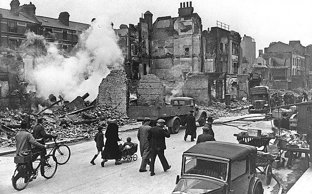 Hitler invaeix Londres per l'aire