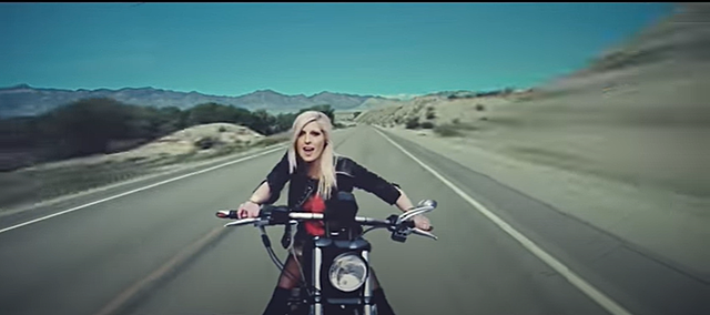 Salió el primer video musical llamdado: "Grafitti" hecho por: Noa Neal.