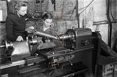 Aprovació el decret de col·lectivització i control dels treballadors per part de la Generalitat