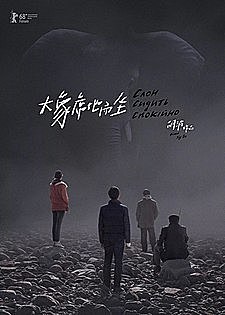 Слон сидить спокійно