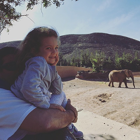 EN FUERTEVENTURA VIENDO ANIMALES CON PAPÁ