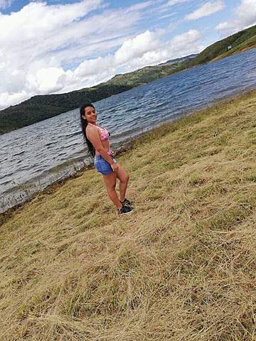 Campamento en el lago calima.