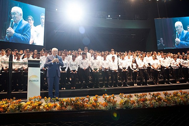 Jóvenes graduándose de Forge Perú