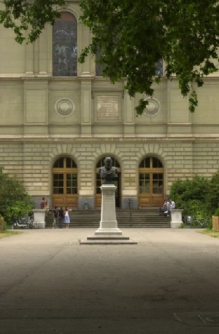 Piaget: Profesor Emérito, Universidad de Ginebra.