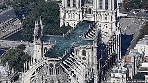 Fi de la construcció de la catedral de Nôtre Dame de París