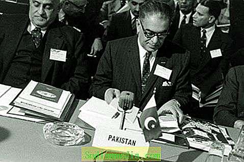 Tratado de Bagdad (Tratado del Oriente Medio) que posteriormente en 1959 se denominará Tratado del Centro (CENTO)