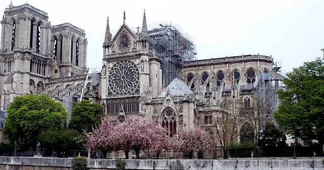 Fi de la construcció de la catedral de Nôtre Dame, París